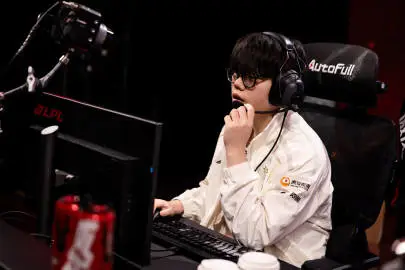 IG发布队伍赛前调试返图：新春快乐！今天比赛加油！